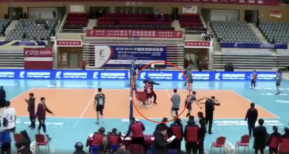 八一男排输球后主帅砸球员泄愤