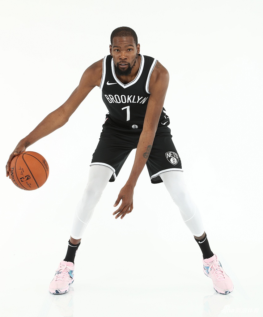 篮网队拍摄新赛季球员写真 杜兰特欧文造型满分