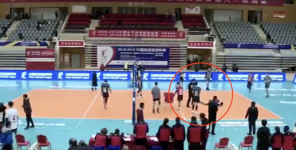 八一男排输球后主帅砸球员泄愤