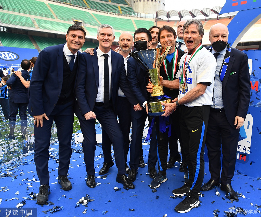 荣耀时刻！国米时隔11年再捧意甲冠军奖杯