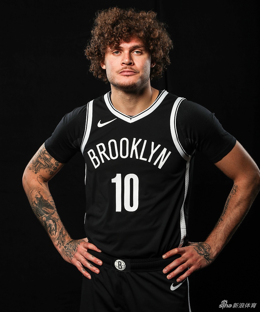 篮网队拍摄新赛季球员写真 杜兰特欧文造型满分