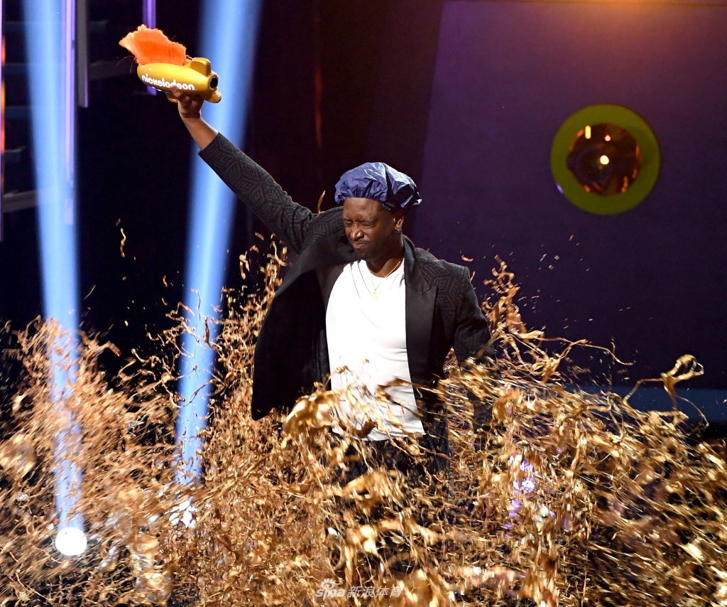 韦德获儿童运动选择奖传奇奖 秒变金人