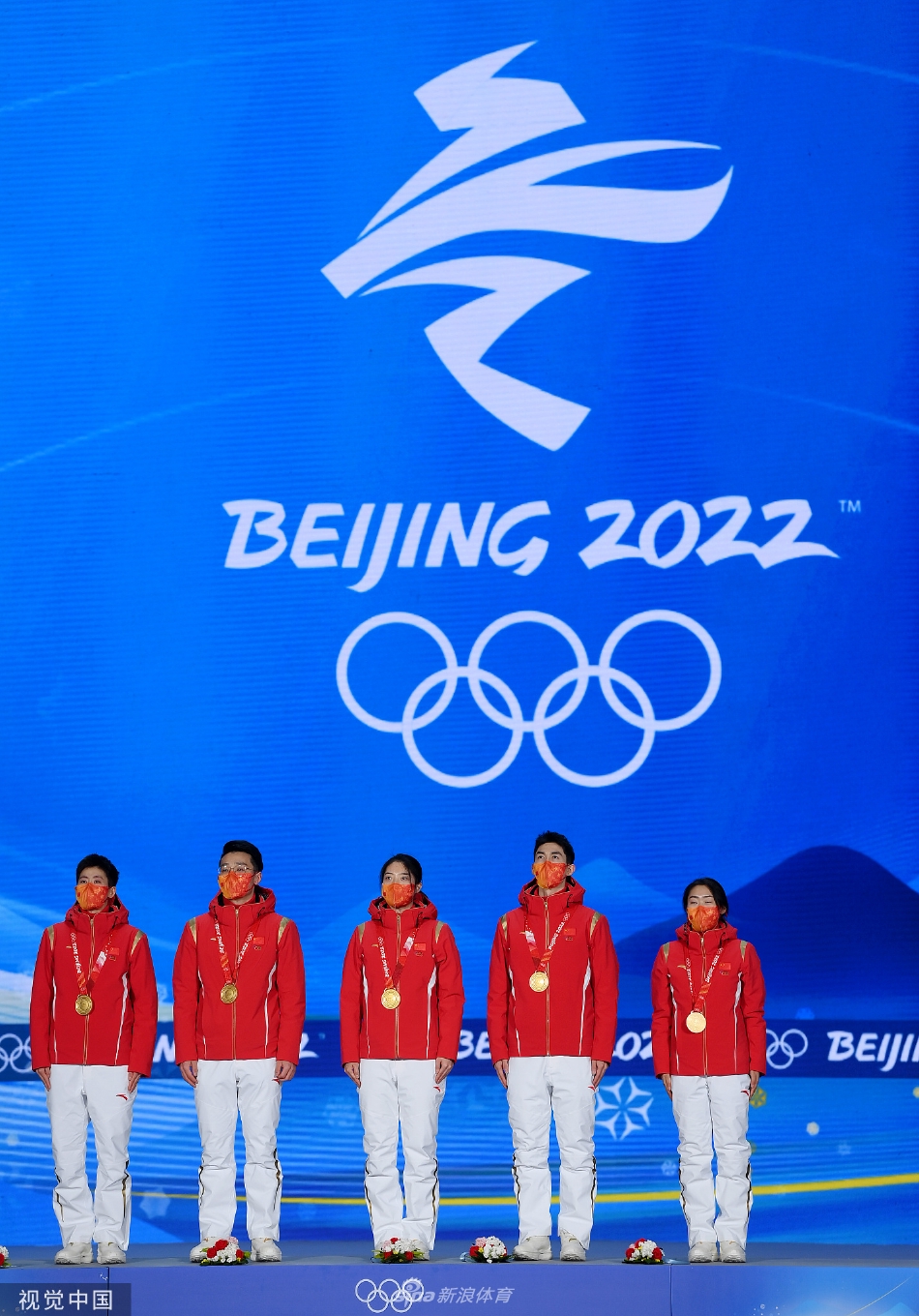 中国首金！短道速滑混合团体接力颁奖仪式