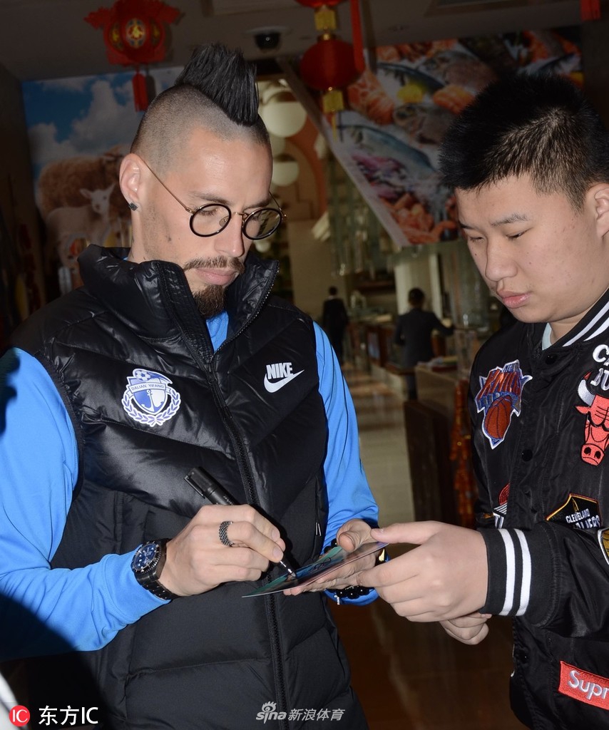 大连新外援哈姆西克亮相人气火爆