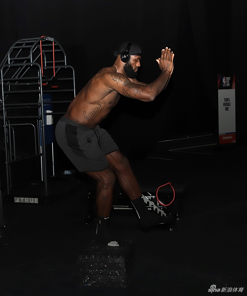 詹姆斯光膀子力量训练写真 感受35岁老汉的身材