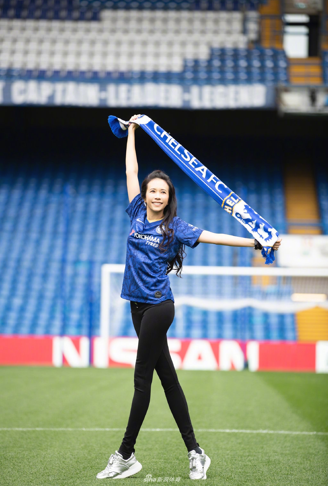 中国香港歌手莫文蔚造访切尔西 蓝军25号有点美