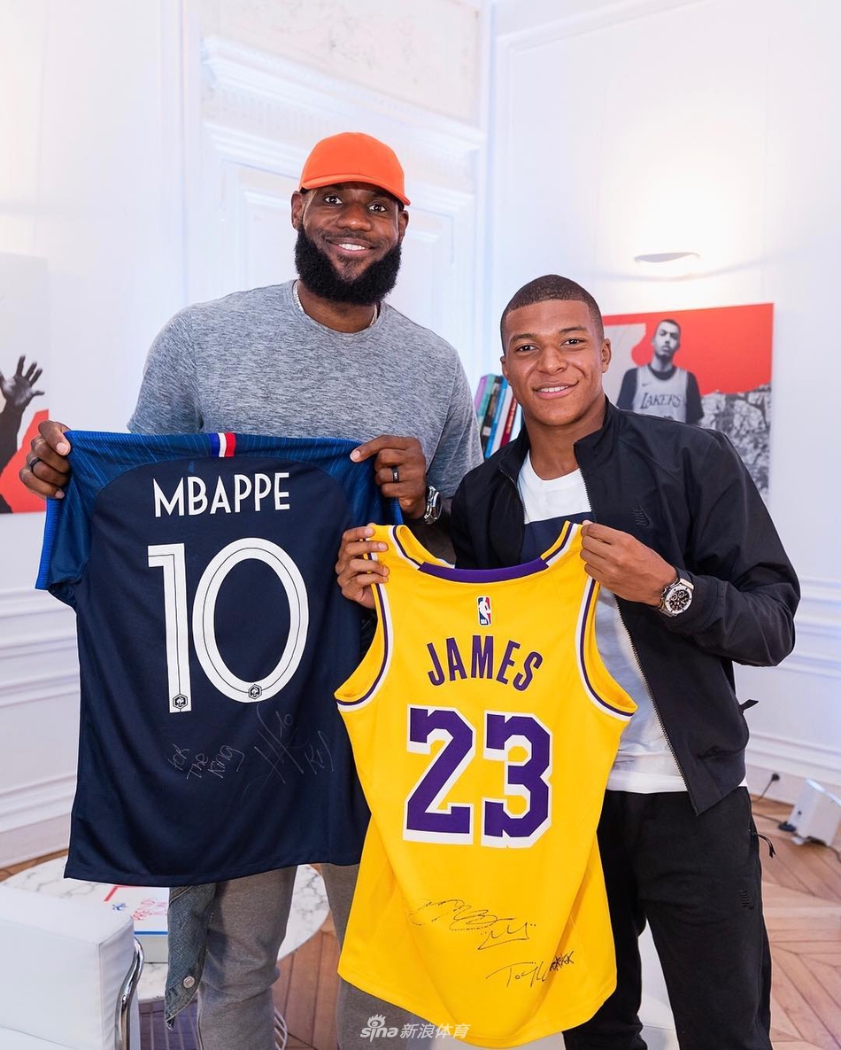 詹姆斯与姆巴佩互赠球衣