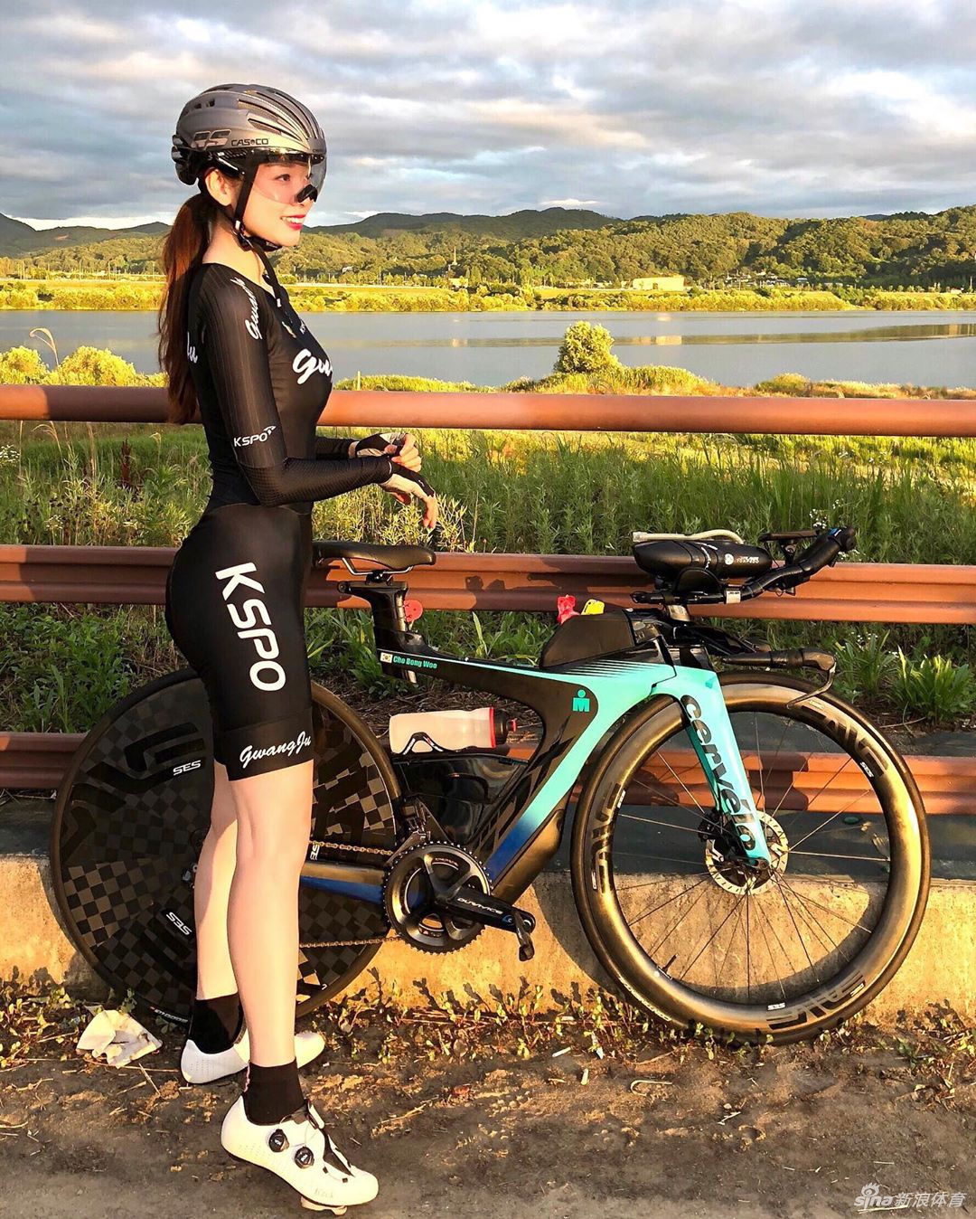 运动美女热爱户外骑行曲线超赞这身材什么水平