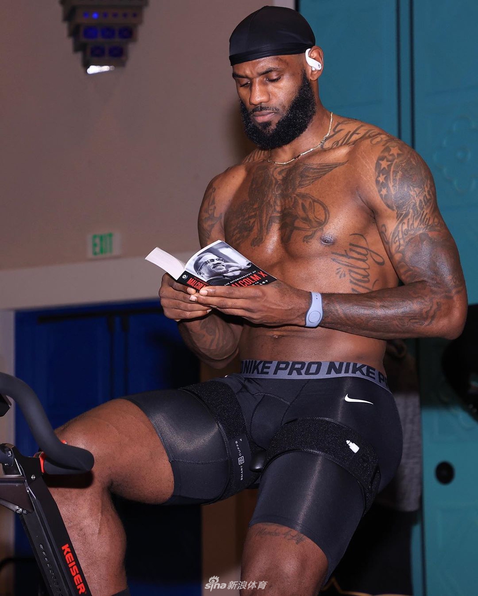 詹皇分享读书照：明天属于今天为之做好准备的人