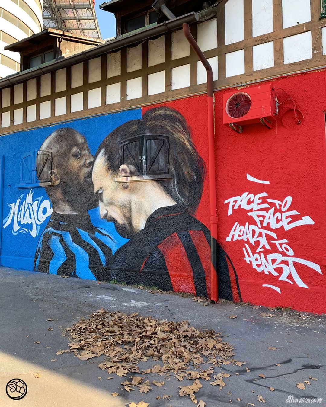 圣西罗球场外出现卢卡库&伊布冲突壁画