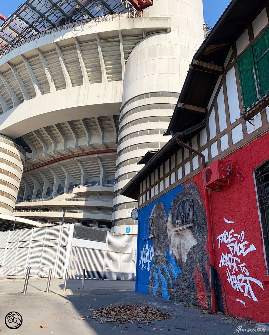 圣西罗球场外出现卢卡库&伊布冲突壁画