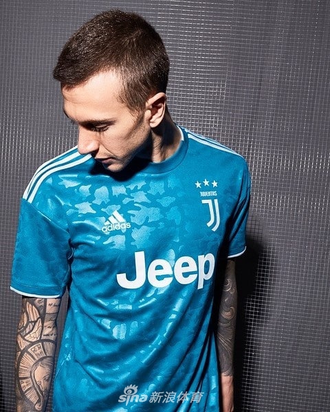 尤文发布第三球衣 C罗霸气亮相