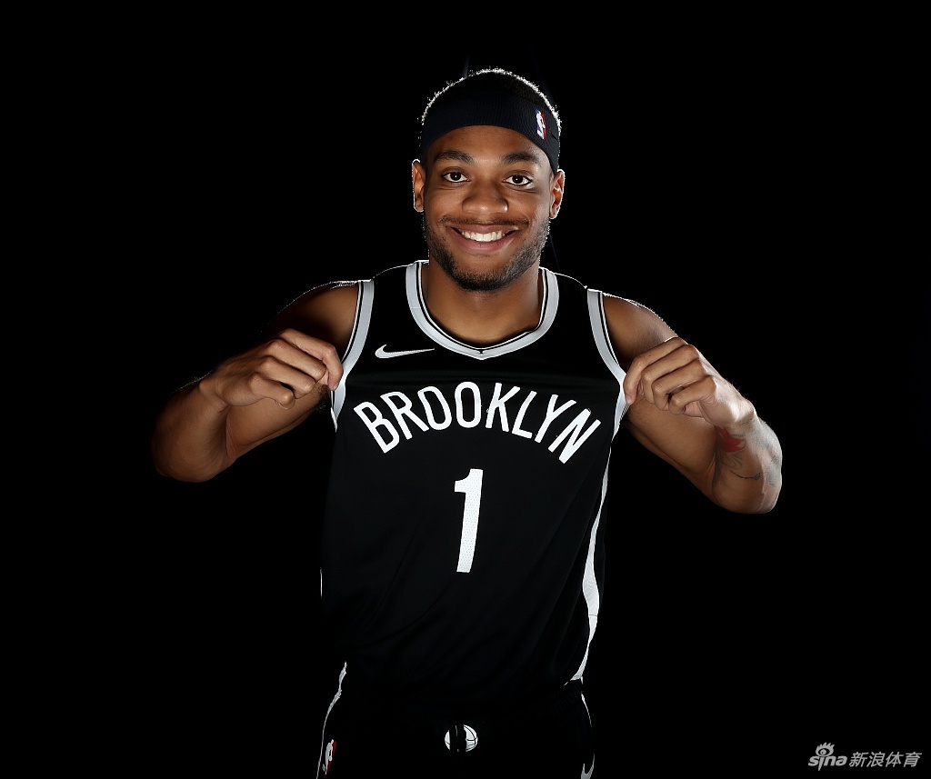 篮网队拍摄新赛季球员写真 杜兰特欧文造型满分