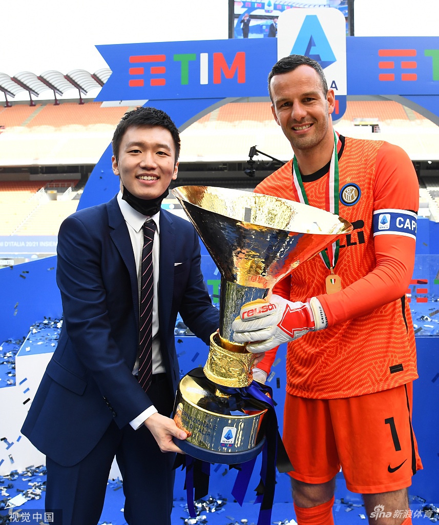 荣耀时刻！国米时隔11年再捧意甲冠军奖杯