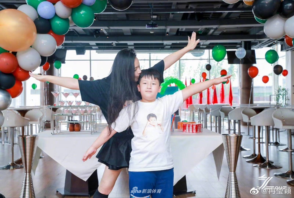 邹市明冉莹颖为儿子庆生 九岁轩轩个子长高苗条不少