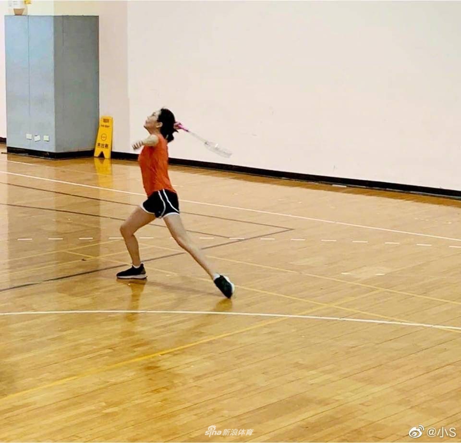 小S戴眼镜打球气质美又飒 肌肉线条优美仿若少女