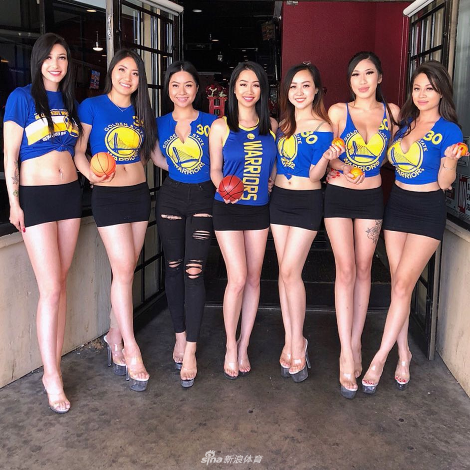 勇士华裔女球迷露美腿庆祝打入总决赛