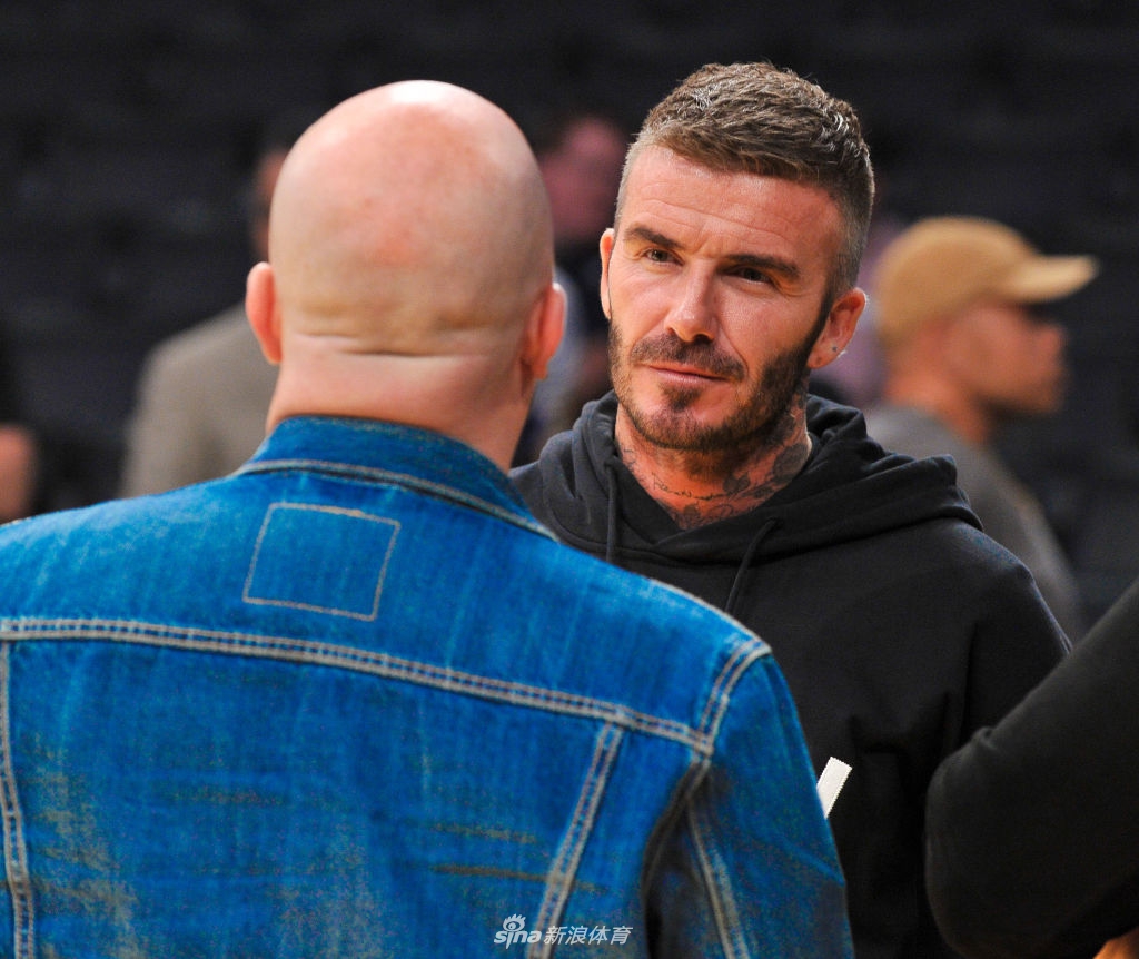 贝克汉姆带儿子观战湖人 罗密欧穿23号球衣秀出詹蜜身份