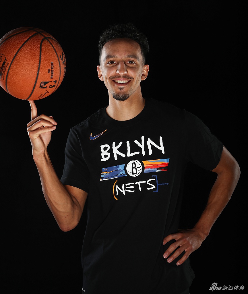 篮网队拍摄新赛季球员写真 杜兰特欧文造型满分