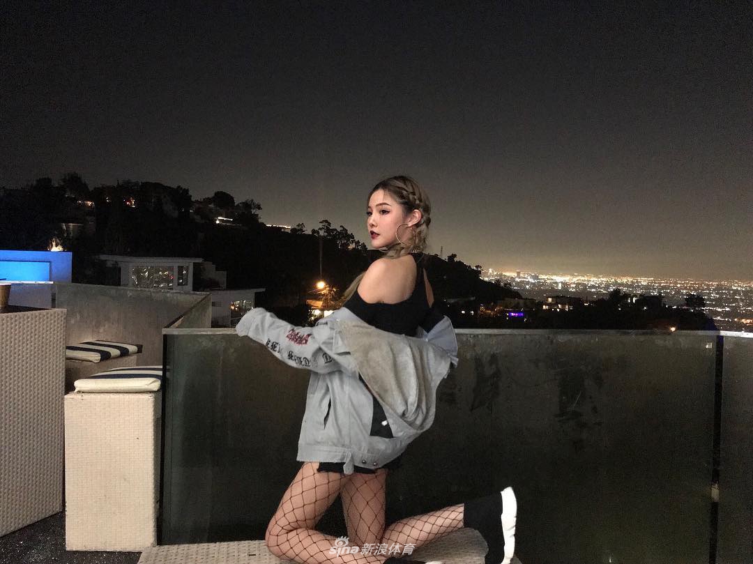 喜欢篮球的女孩颜值都不低 想跟她一起看球