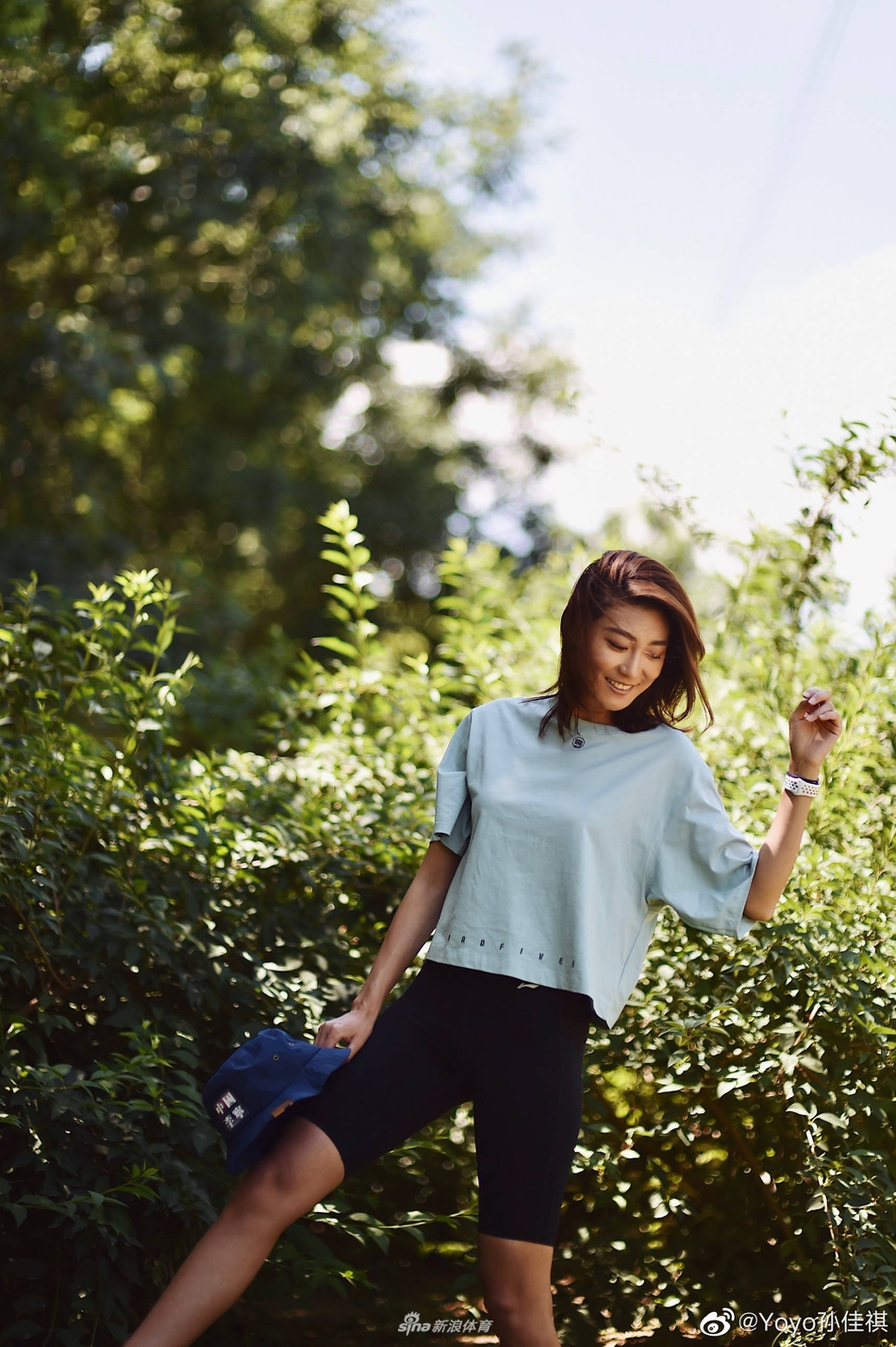 最美夏日运动穿搭之yoyo孙佳祺 纯色t恤搭配健美裤展