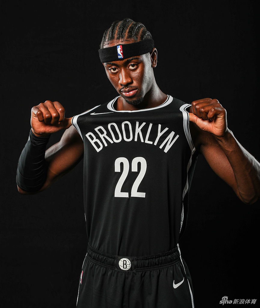 篮网队拍摄新赛季球员写真 杜兰特欧文造型满分