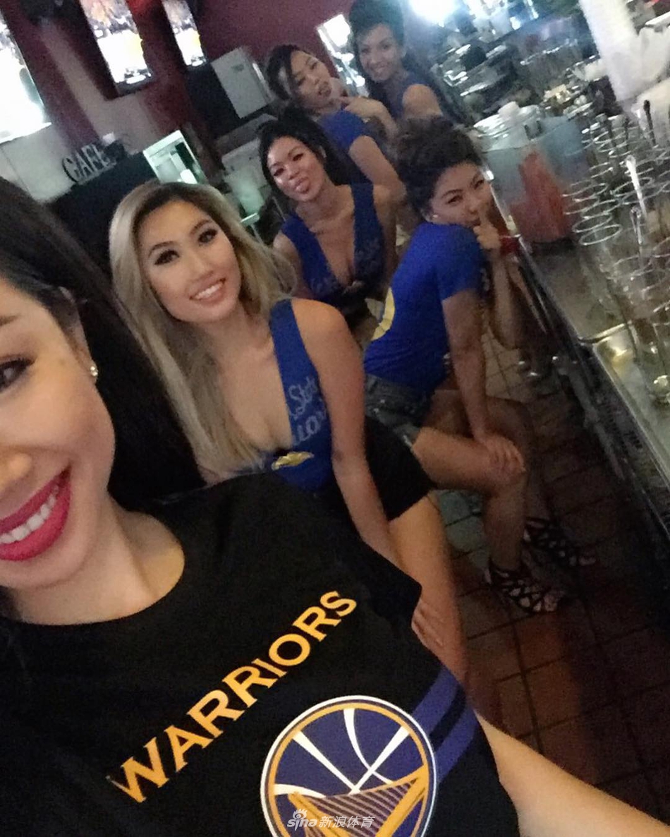 勇士华裔女球迷露美腿庆祝打入总决赛