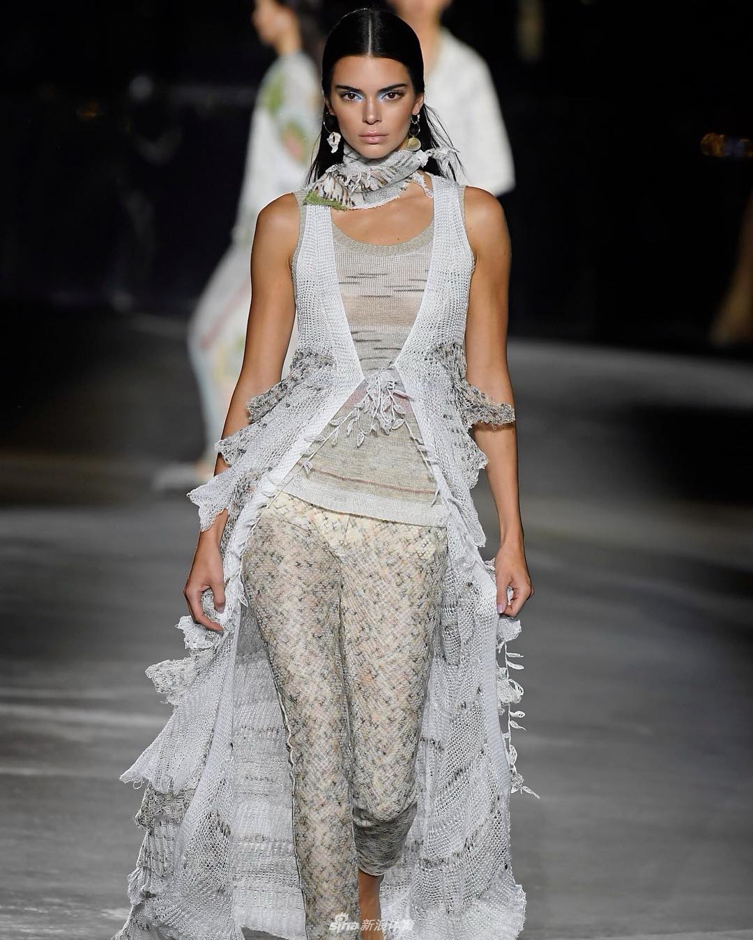 NBA新人王前女友米兰走秀 大长腿撩人