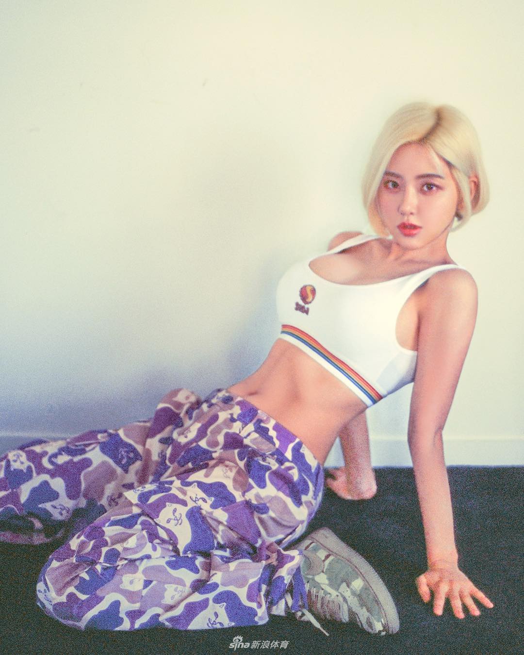 超红AJ女神送新春祝福 穿旗袍秀火辣娇躯