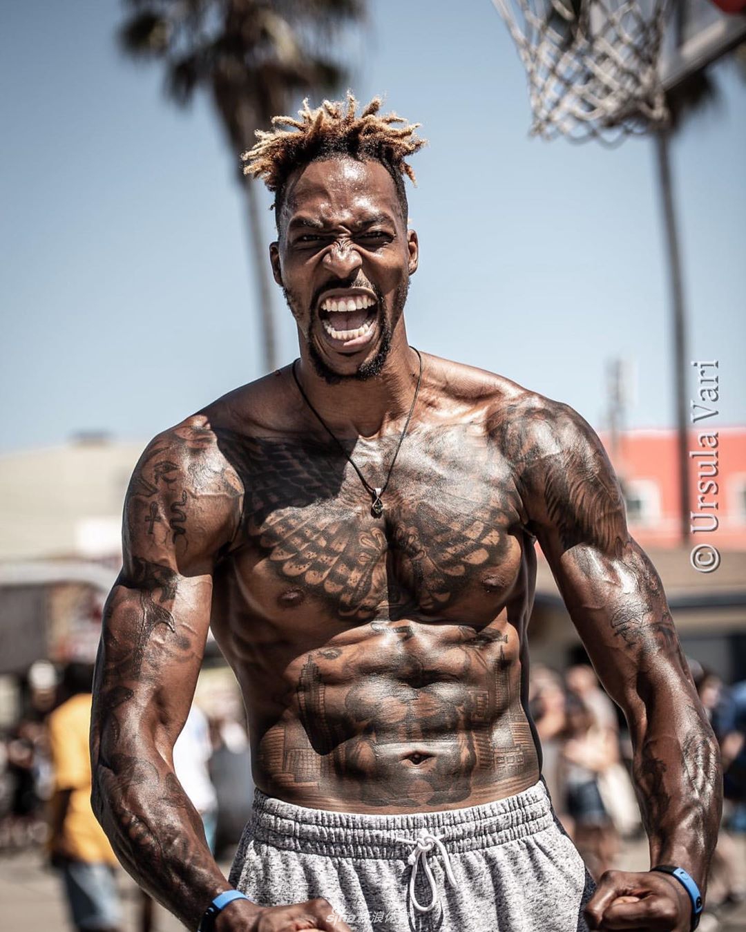 霍华德变身魔鬼筋肉人 野球场秀弹跳头与篮筐齐平