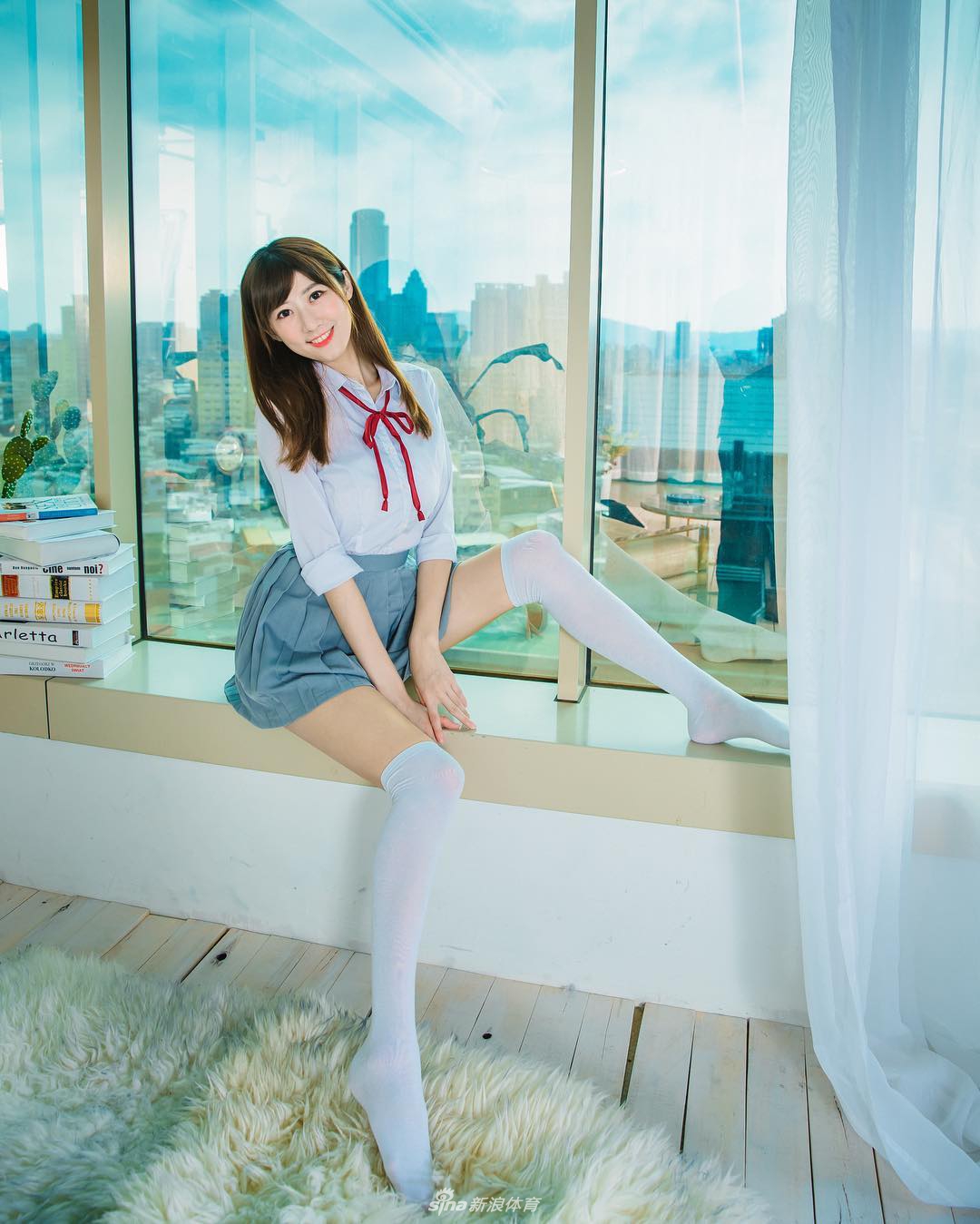 美女球迷为猛龙新赛季助威 傲人大长腿夺人眼球