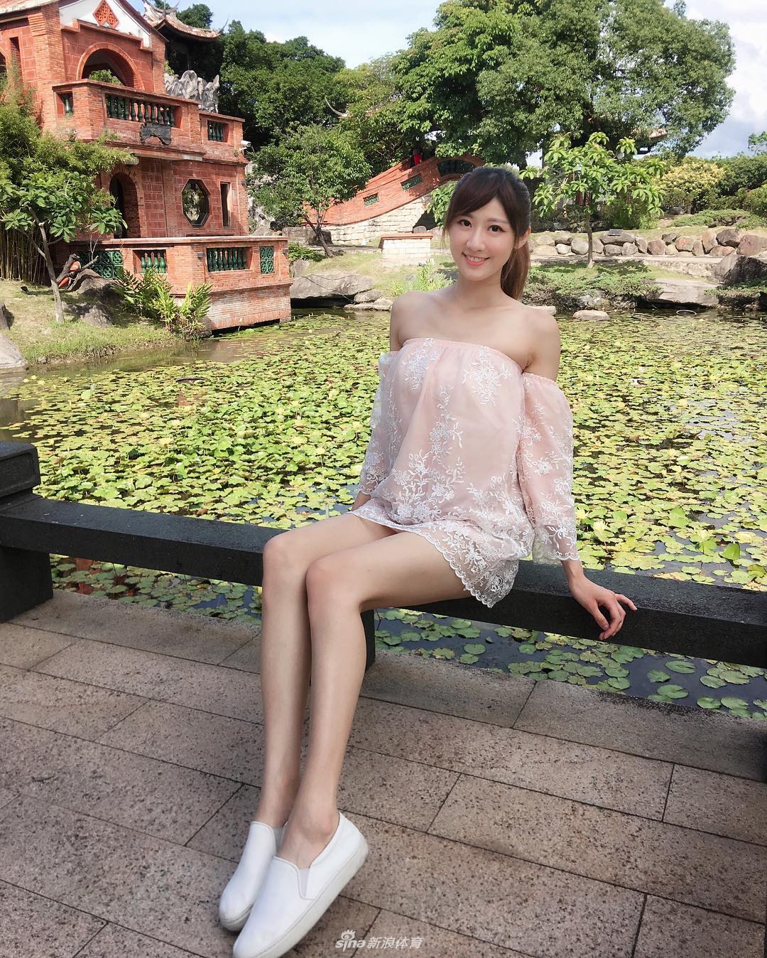 美女球迷为猛龙新赛季助威 傲人大长腿夺人眼球