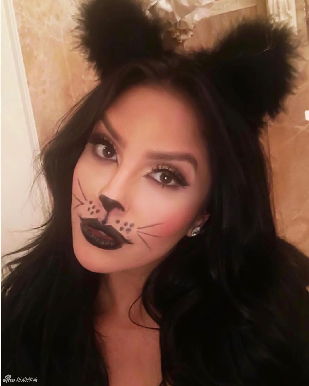 科比美妻瓦妮莎晒历年万圣节装扮 狂野小猫vs火辣女巫