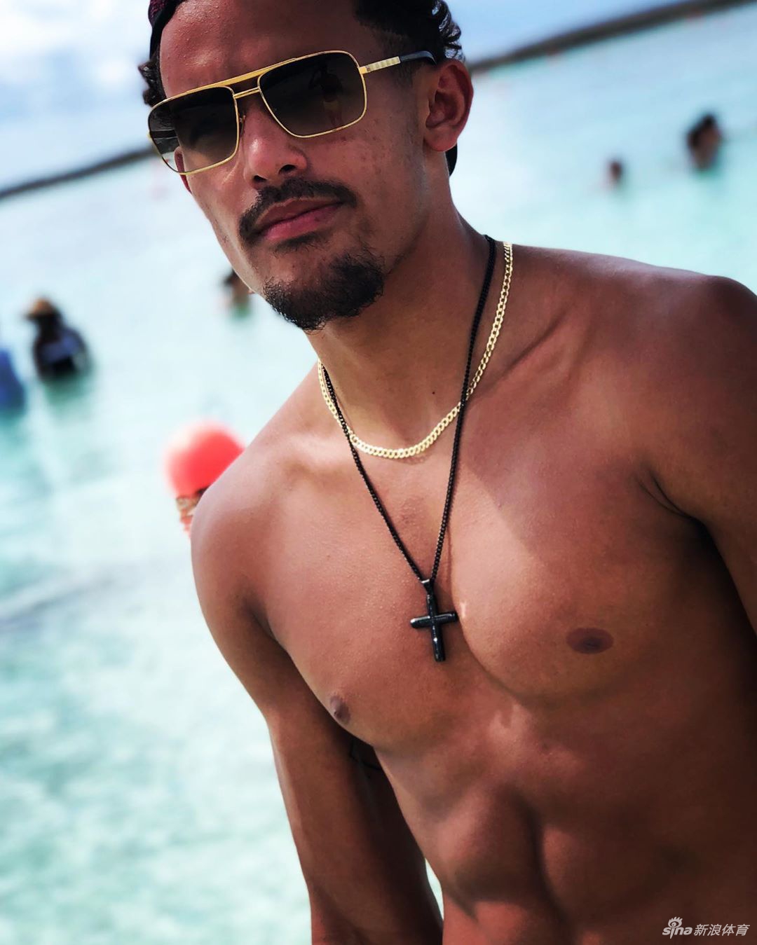 特雷-杨拍摄杂志封面写真 最冷酷小个子杀手