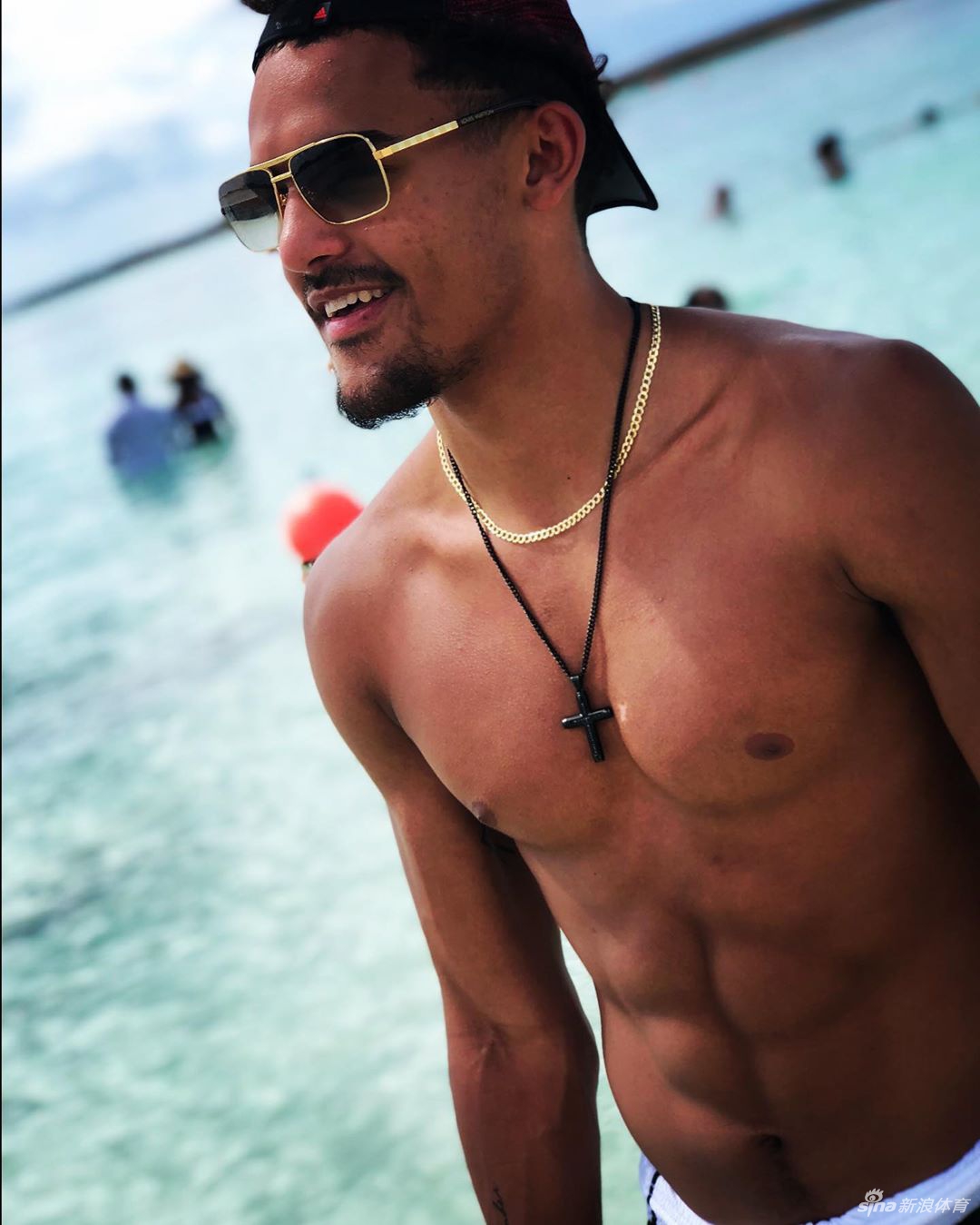 特雷-杨拍摄杂志封面写真 最冷酷小个子杀手