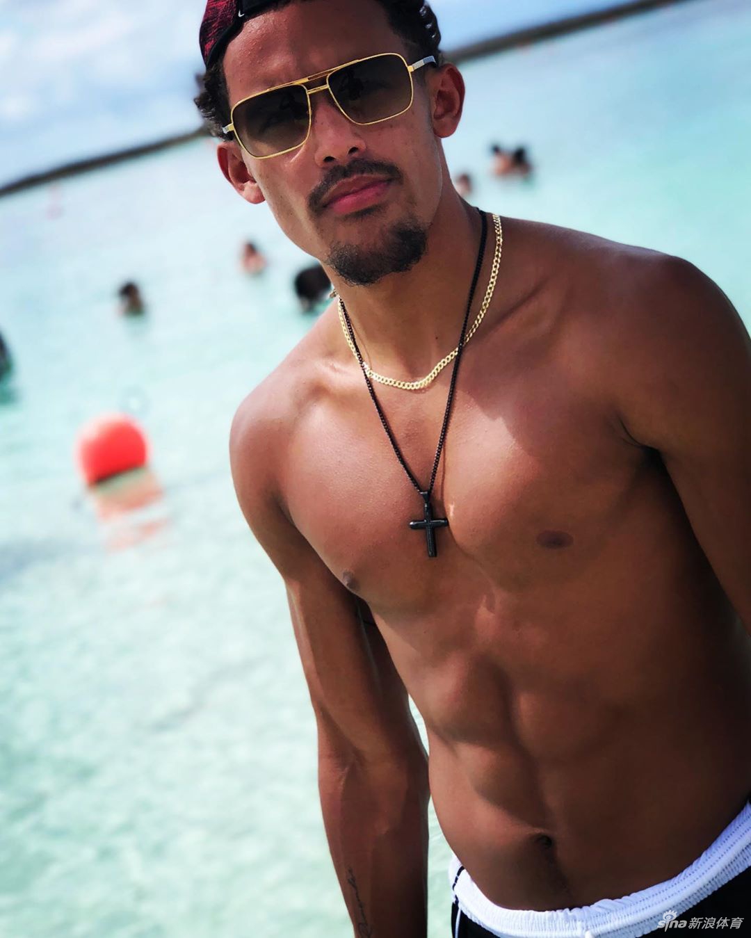 特雷-杨拍摄杂志封面写真 最冷酷小个子杀手