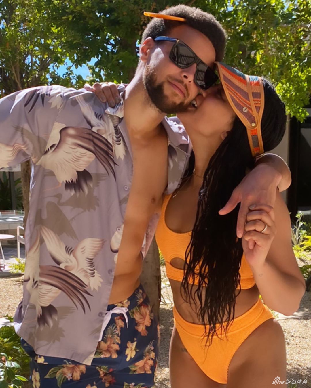 库里带妻子度假晒日光浴 骑在身上玩亲亲