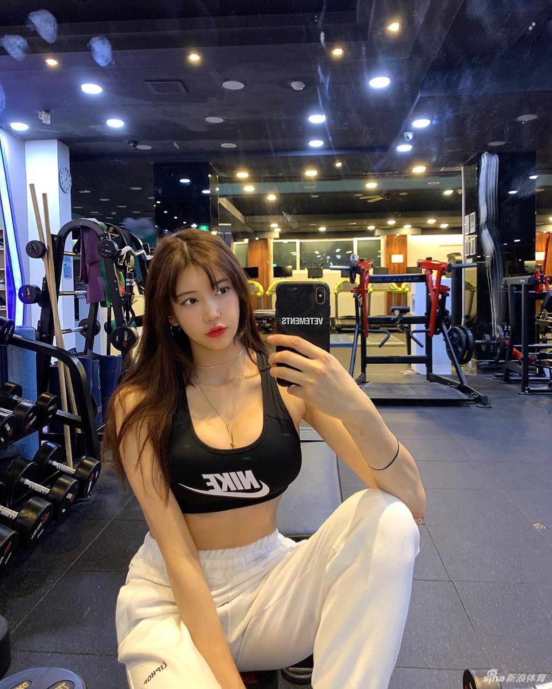 健身美女戴口罩运动秀大长腿 这身材什么水平