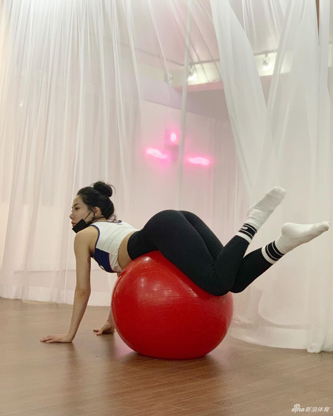 专业健美操运动员的日常 一字马长腿实在太美