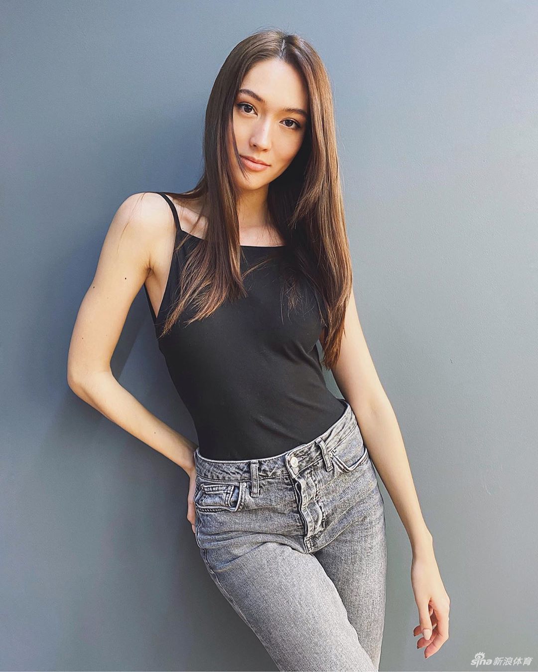 名模程芸运动秀出完美长腿 这身材什么水平