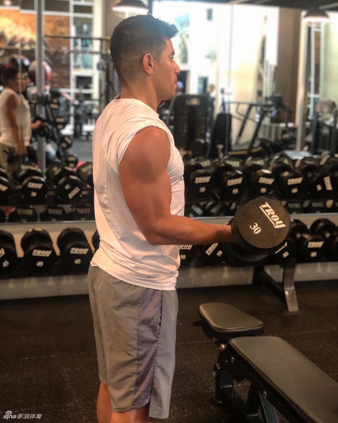 曝孔卡要回中国复出 晒照秀腹肌37岁身材没走样