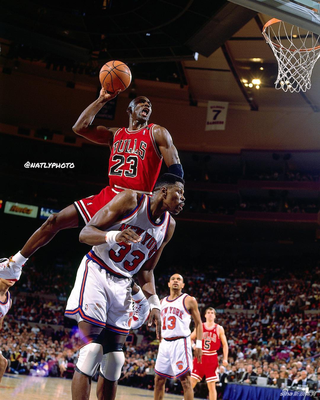 乔丹公牛时期老照片：23号杀神 拳打奥尼尔脚踢尤因