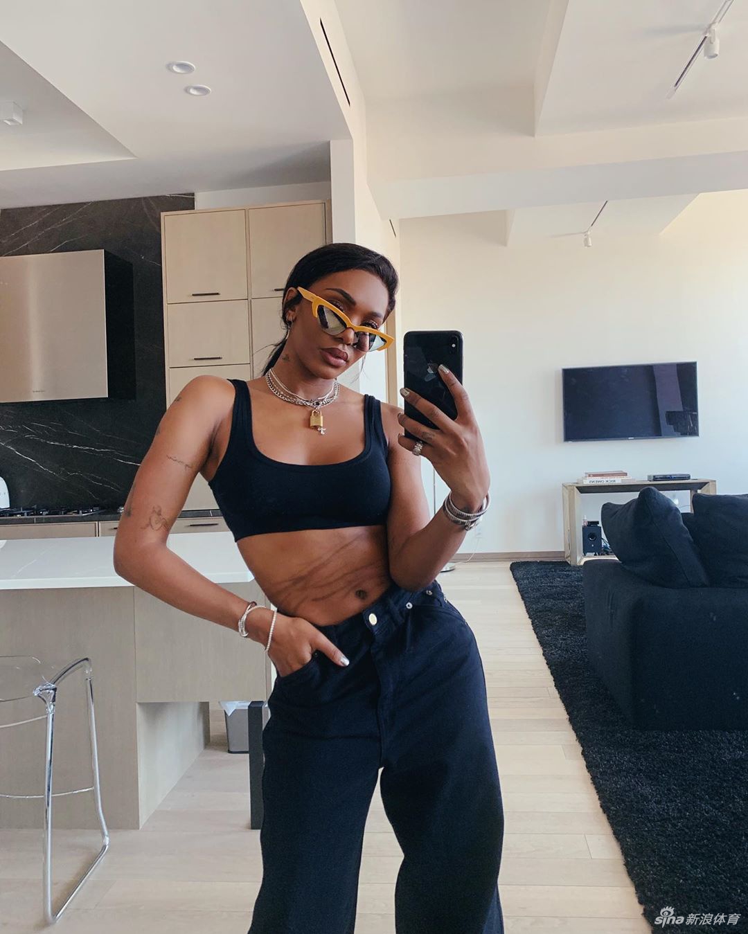 魔术师养女发自拍秀好身材 妖娆程度堪比亲哥