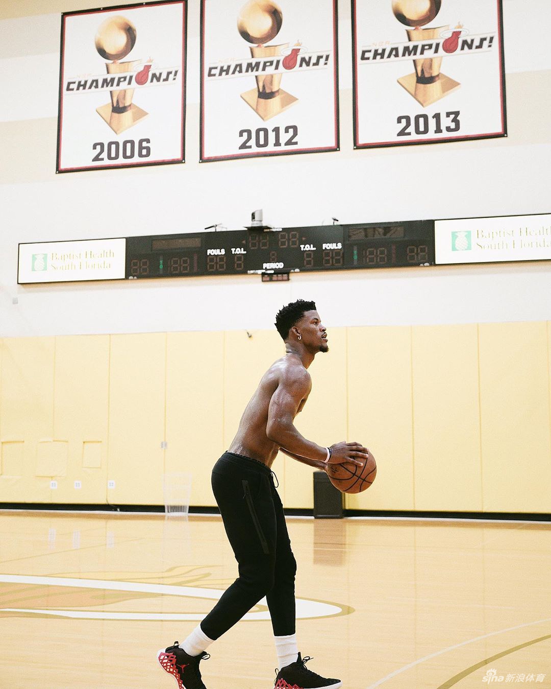 巴特勒晒家中训练照 一身腱子肉身材没有走形