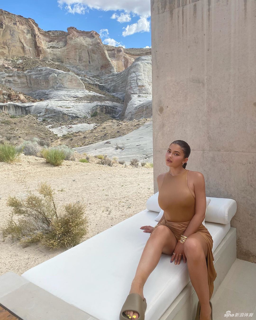 凯莉詹娜度假晒美图秀好身材 S型蛇腰太撩人