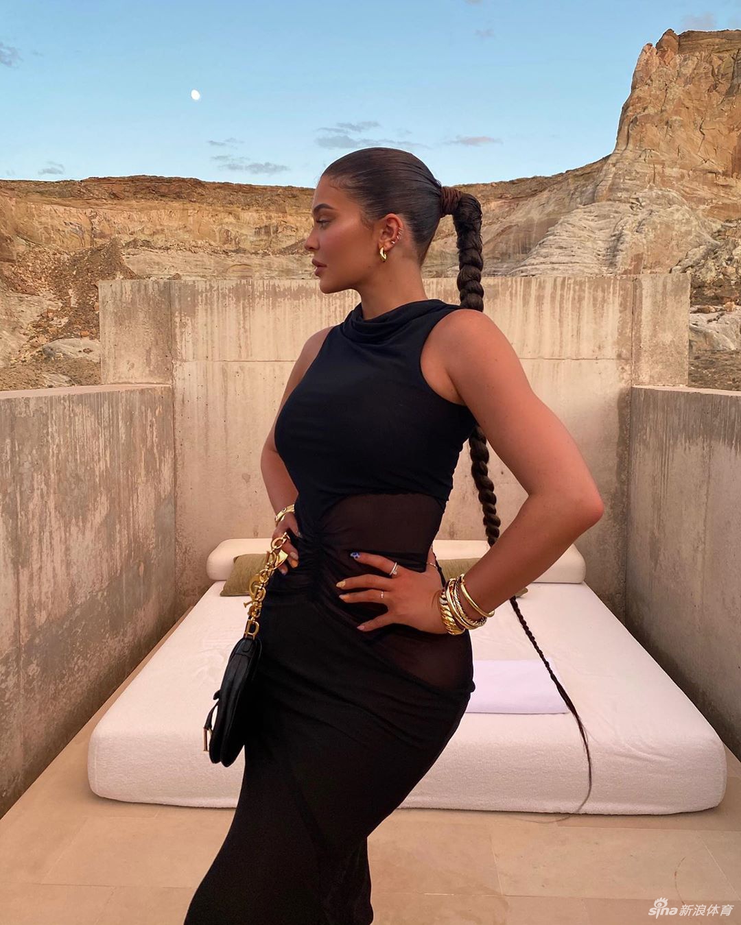 凯莉詹娜度假晒美图秀好身材 S型蛇腰太撩人