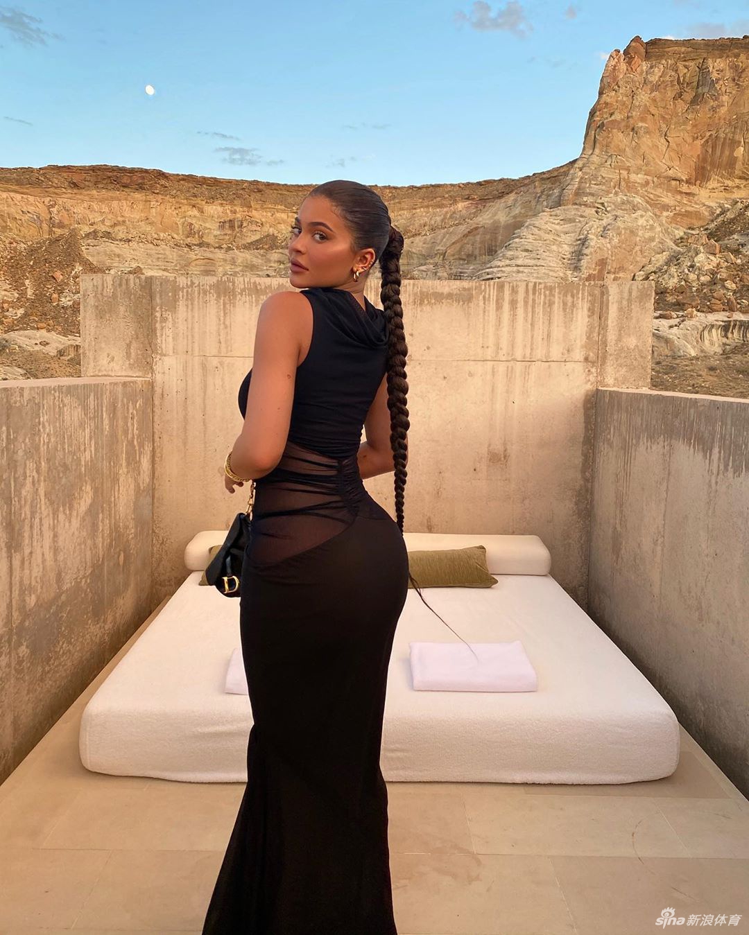 凯莉詹娜度假晒美图秀好身材 S型蛇腰太撩人