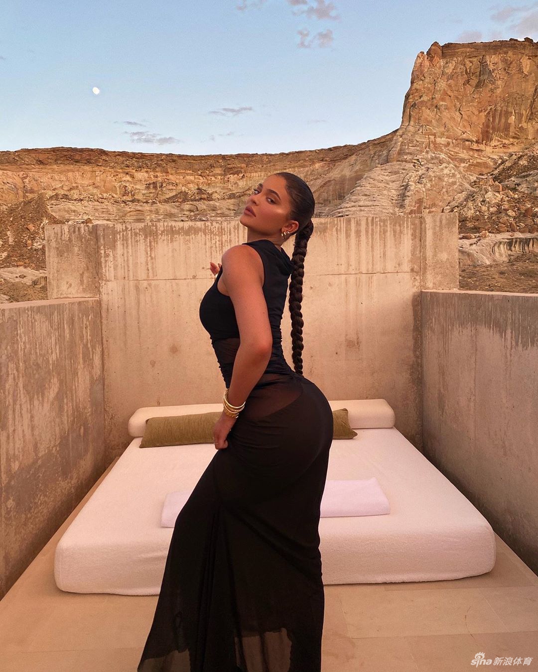 凯莉詹娜度假晒美图秀好身材 S型蛇腰太撩人