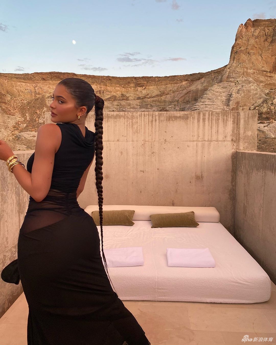 凯莉詹娜度假晒美图秀好身材 S型蛇腰太撩人