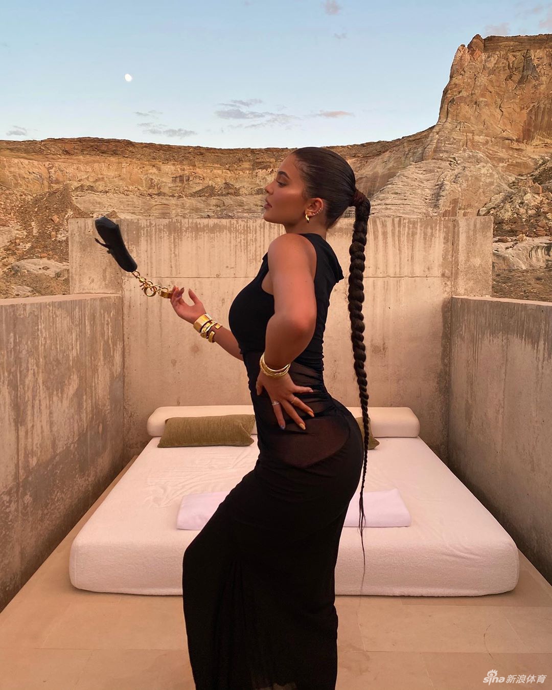 凯莉詹娜度假晒美图秀好身材 S型蛇腰太撩人